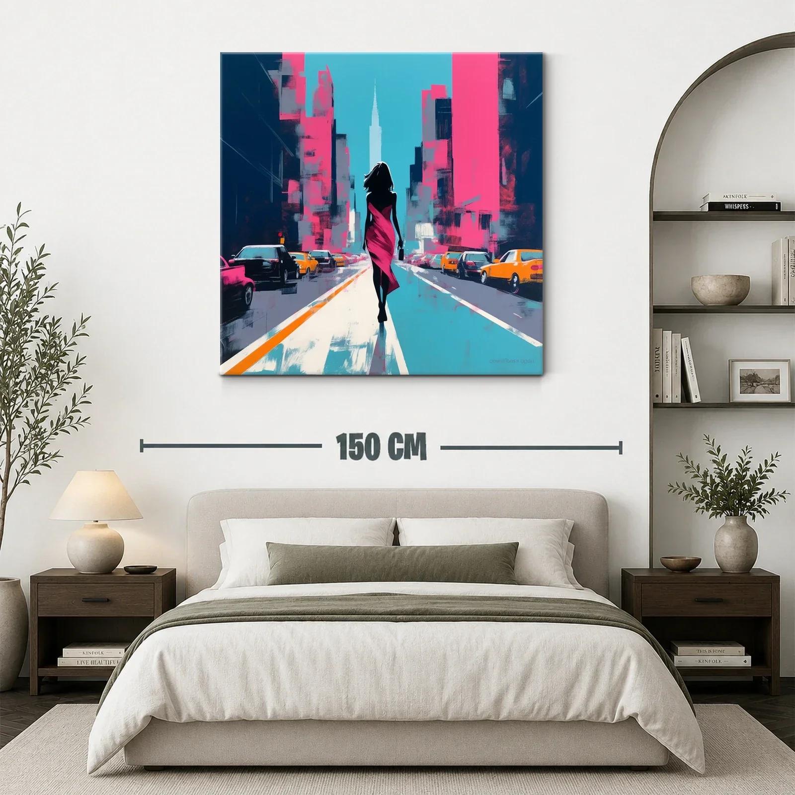 Mujer en vestido fucsia caminando por ciudad vibrante — miniatura 3