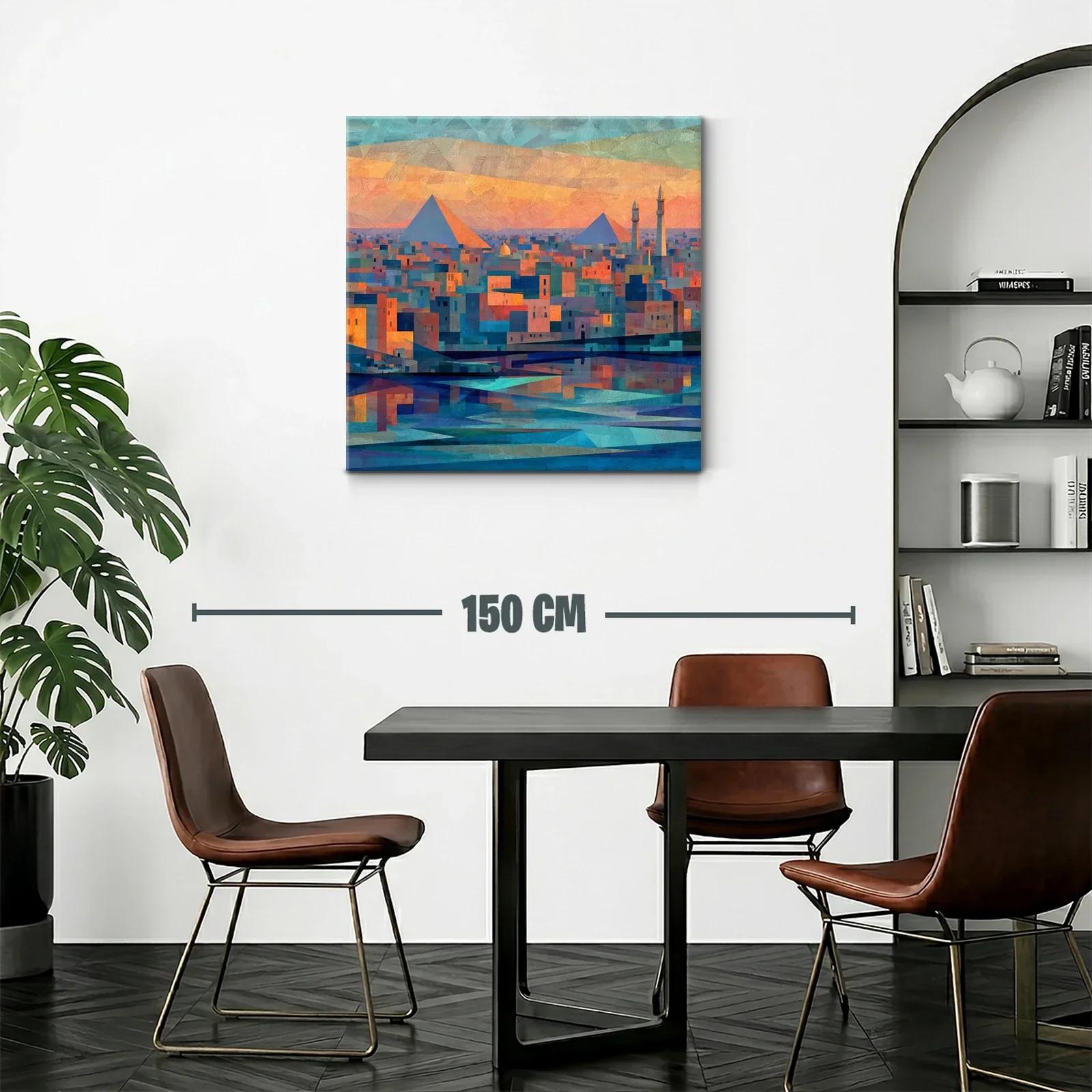 Atardecer sobre ciudad con pirámides y reflejos en agua — miniatura 2