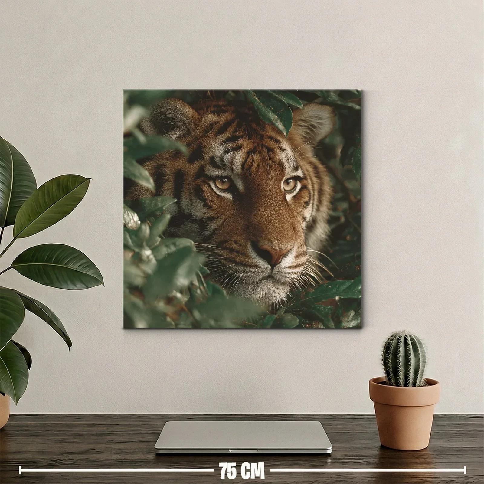 Mirada intensa de tigre entre follaje verde — miniatura 2