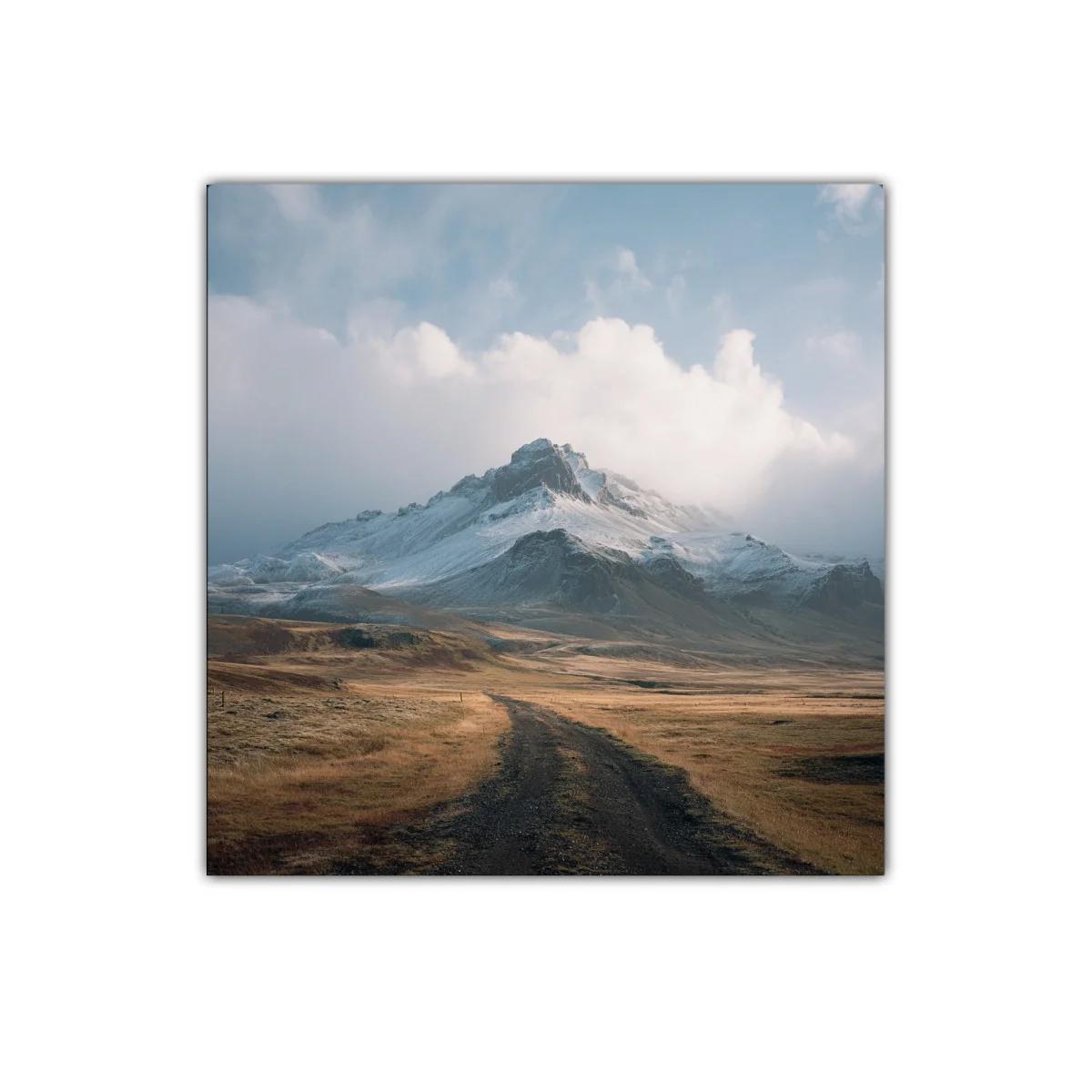 Paisaje montañoso con cielo nublado y camino terroso