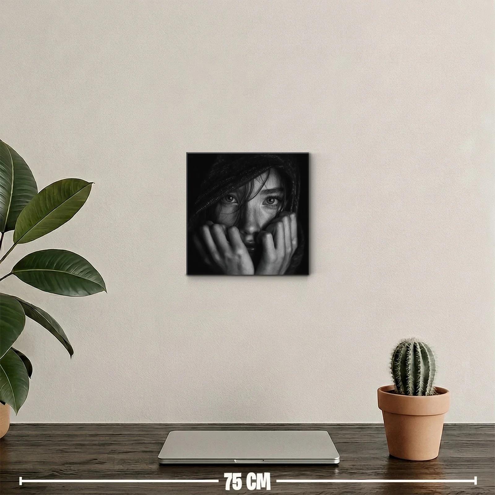 Retrato intenso de mirada femenina en tonos grises — miniatura 2