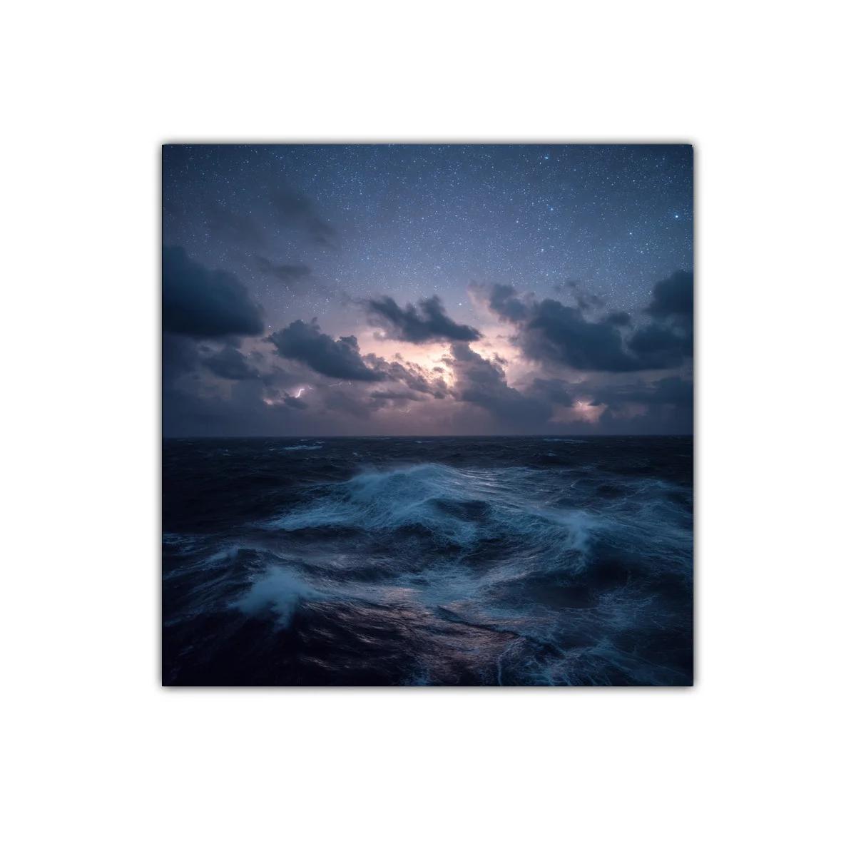 Mar agitado bajo cielo estrellado con relámpagos tenues — imagen principal