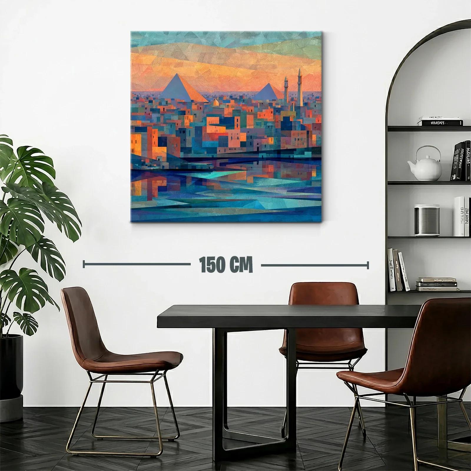 Atardecer sobre ciudad con pirámides y reflejos en agua — miniatura 2