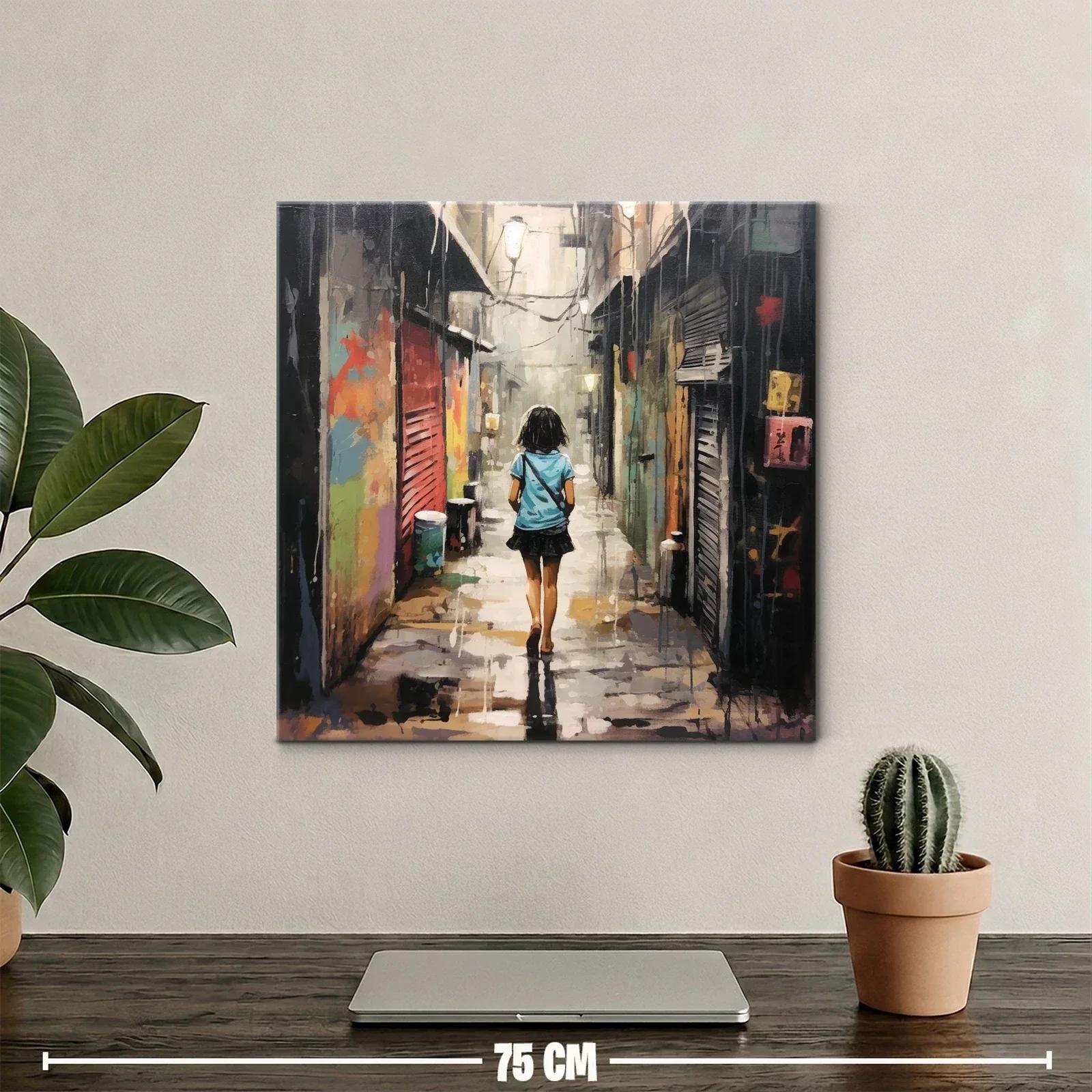 Callejón urbano con figura femenina caminando sola — miniatura 2