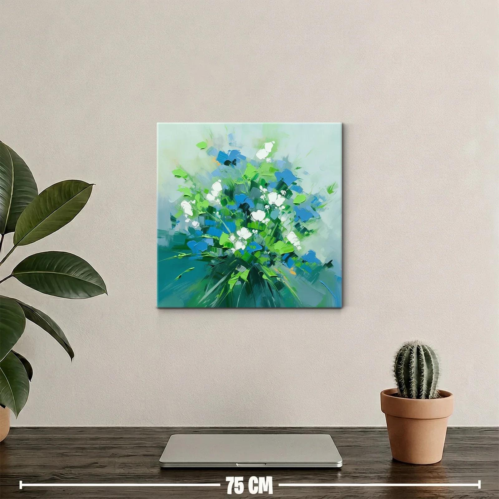 Bouquet vibrante con flores azules y blancas sobre fondo suave — miniatura 2