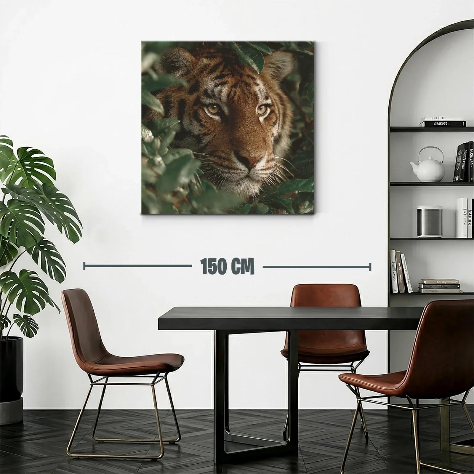 Mirada intensa de tigre entre follaje verde — miniatura 2
