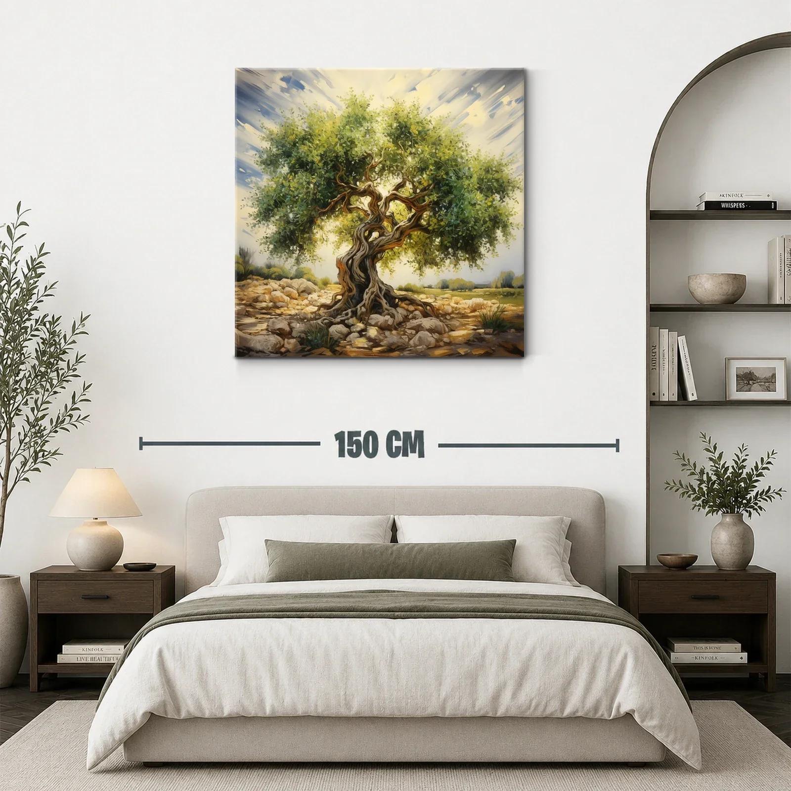 Árbol antiguo con ramas retorcidas y follaje exuberante — miniatura 3