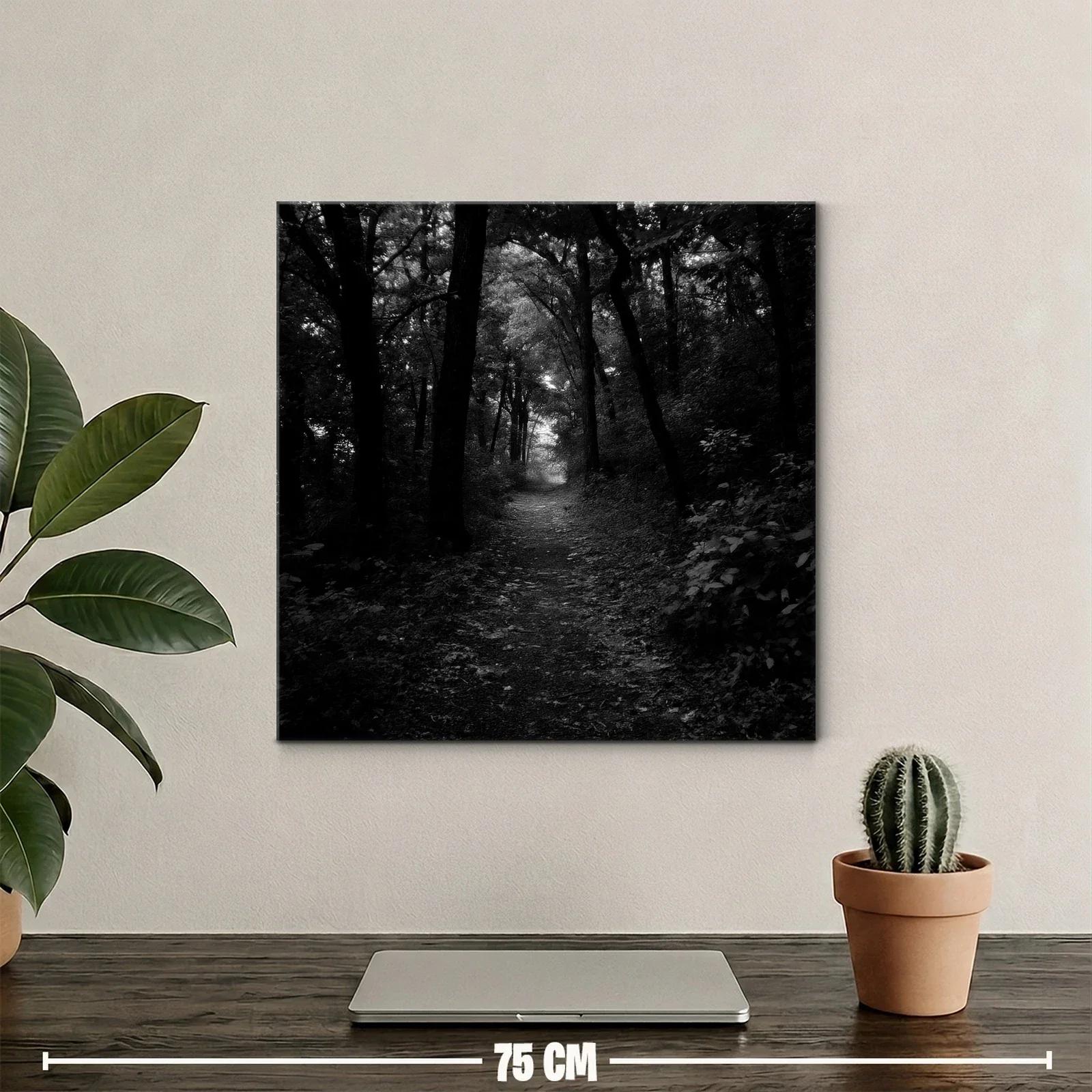 Camino misterioso en bosque oscuro y enigmático — miniatura 2