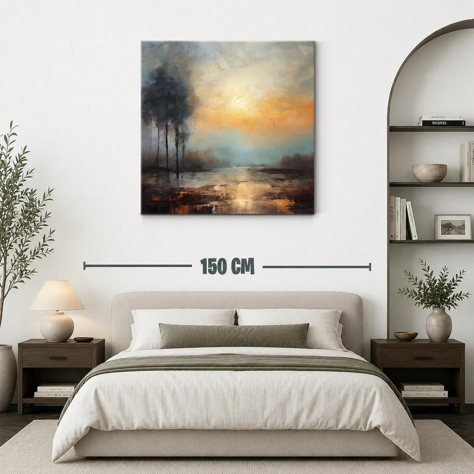 Atardecer nebuloso con silueta de árboles y reflejos dorados — miniatura 3
