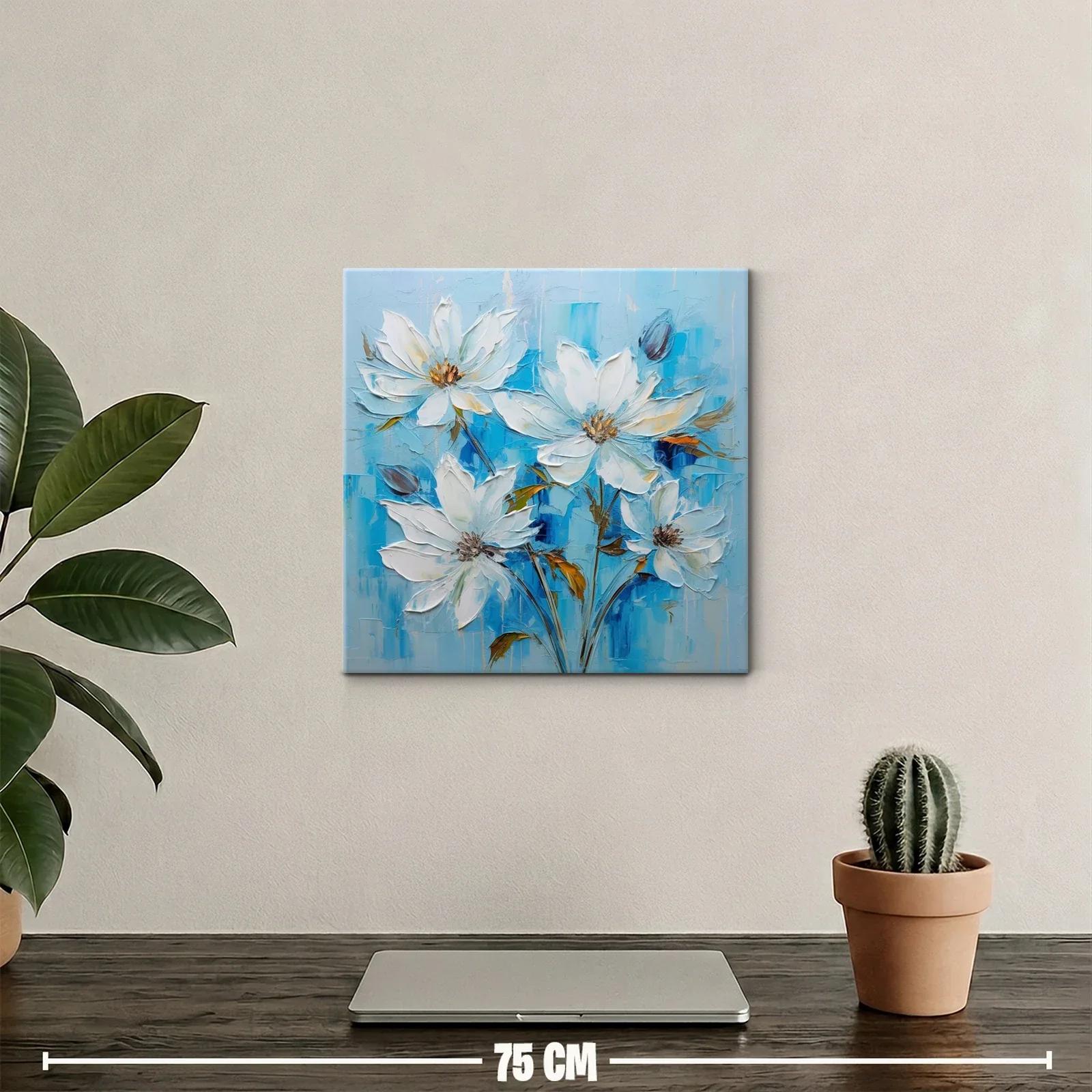 Flores blancas sobre fondo azul en delicada composición — miniatura 2