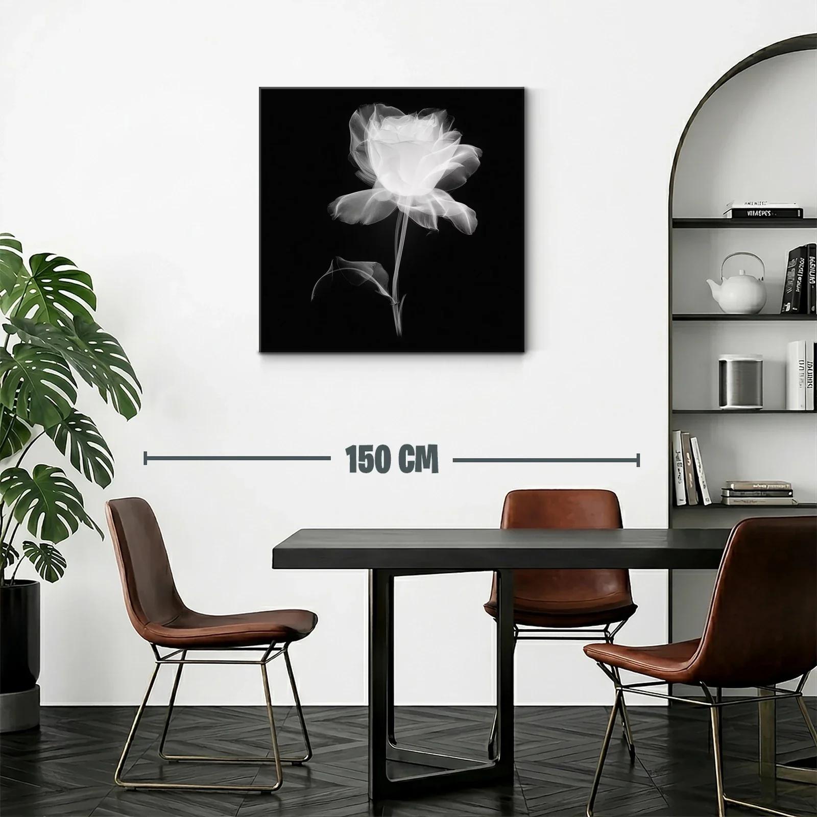 Rosa blanca etérea sobre fondo oscuro — miniatura 2