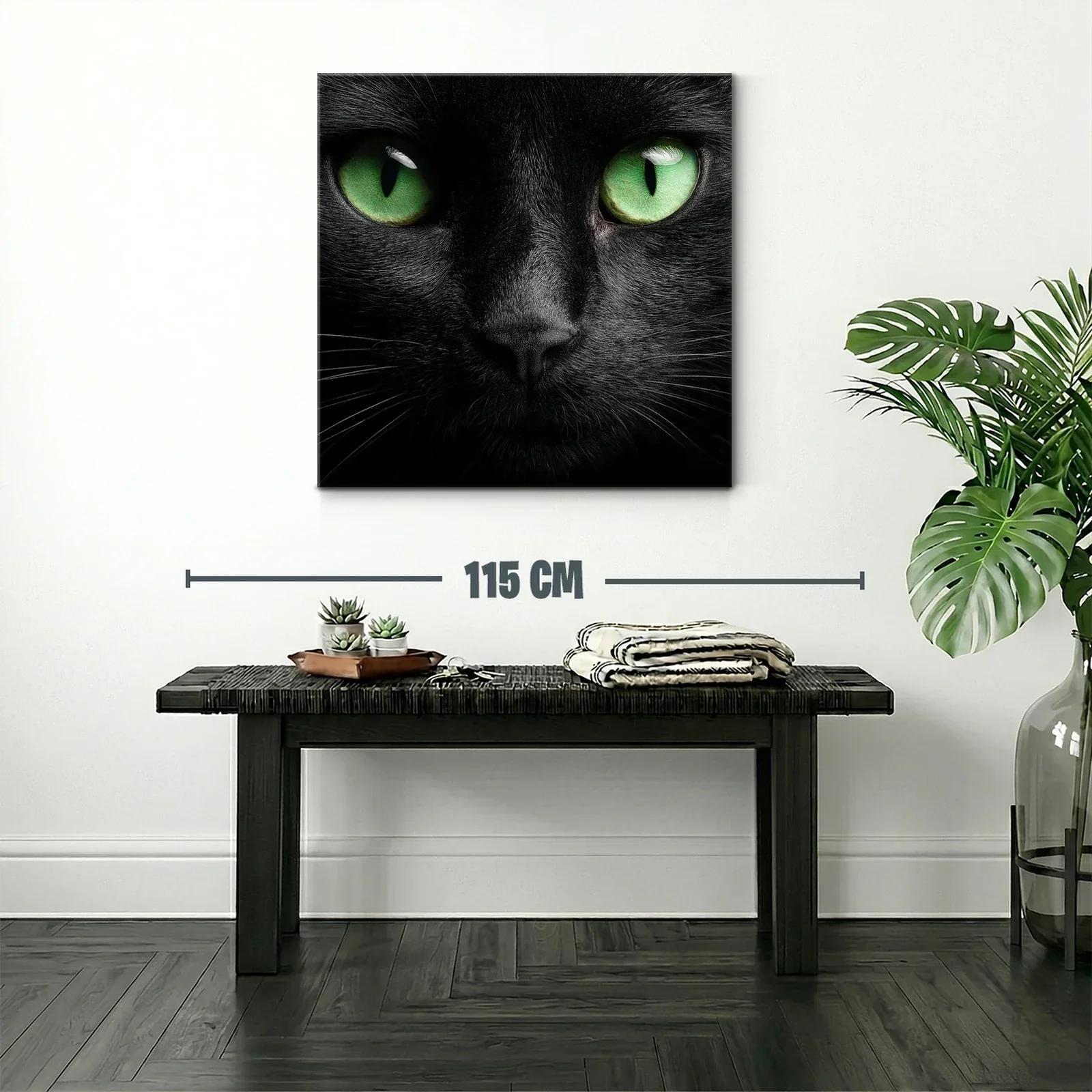 Impactante rostro de gato negro con ojos verdes intensos — miniatura 2
