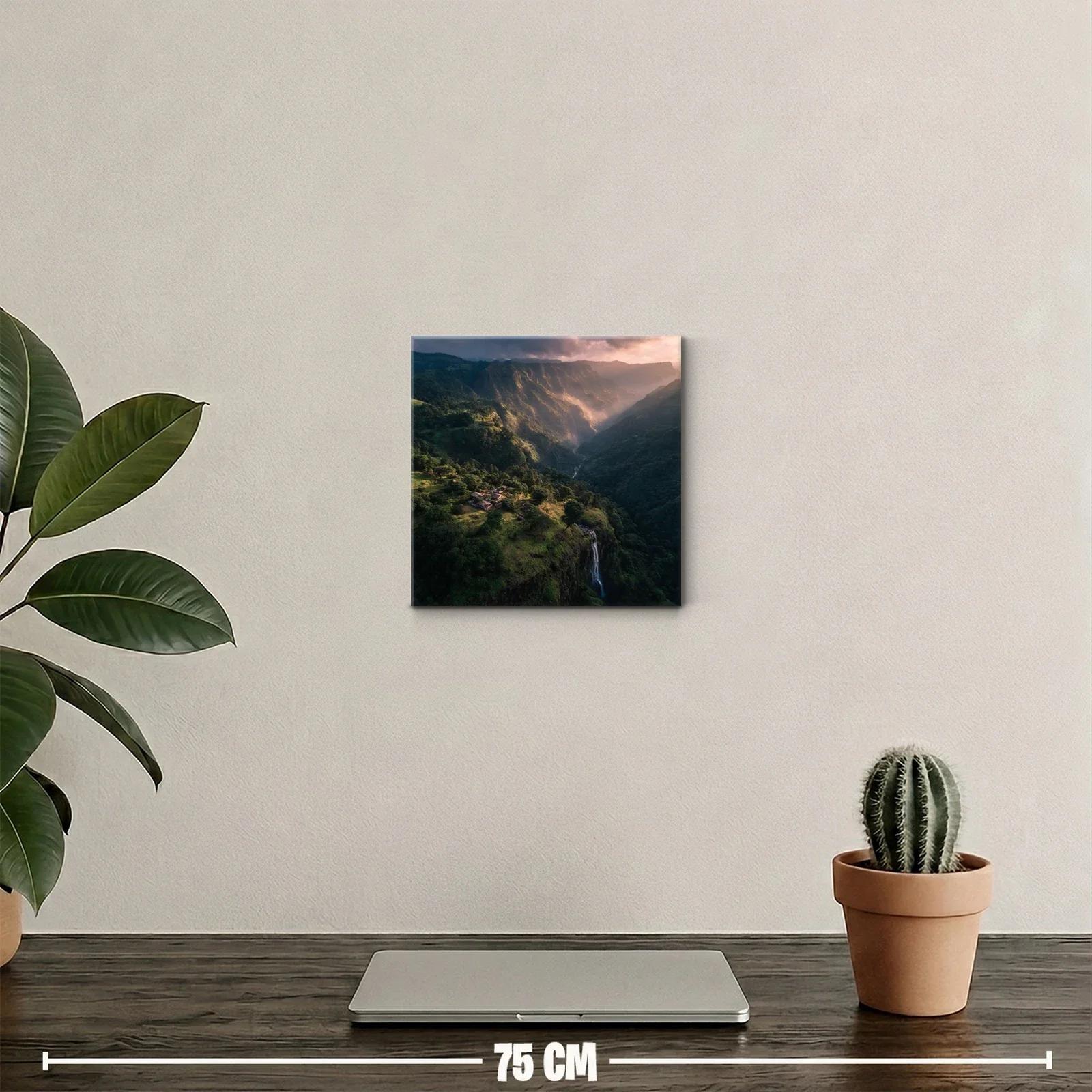 Paisaje montañoso con cascada al atardecer — miniatura 2