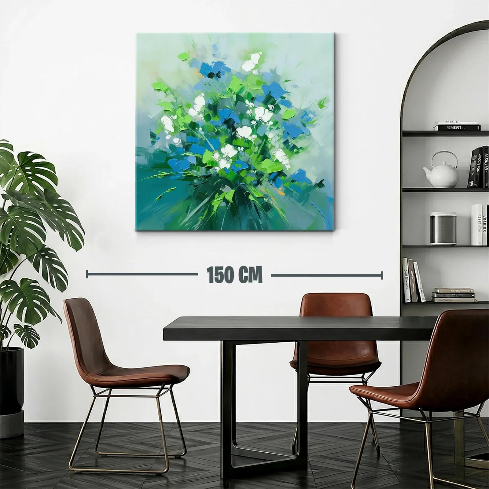 Bouquet vibrante con flores azules y blancas sobre fondo suave — miniatura 2