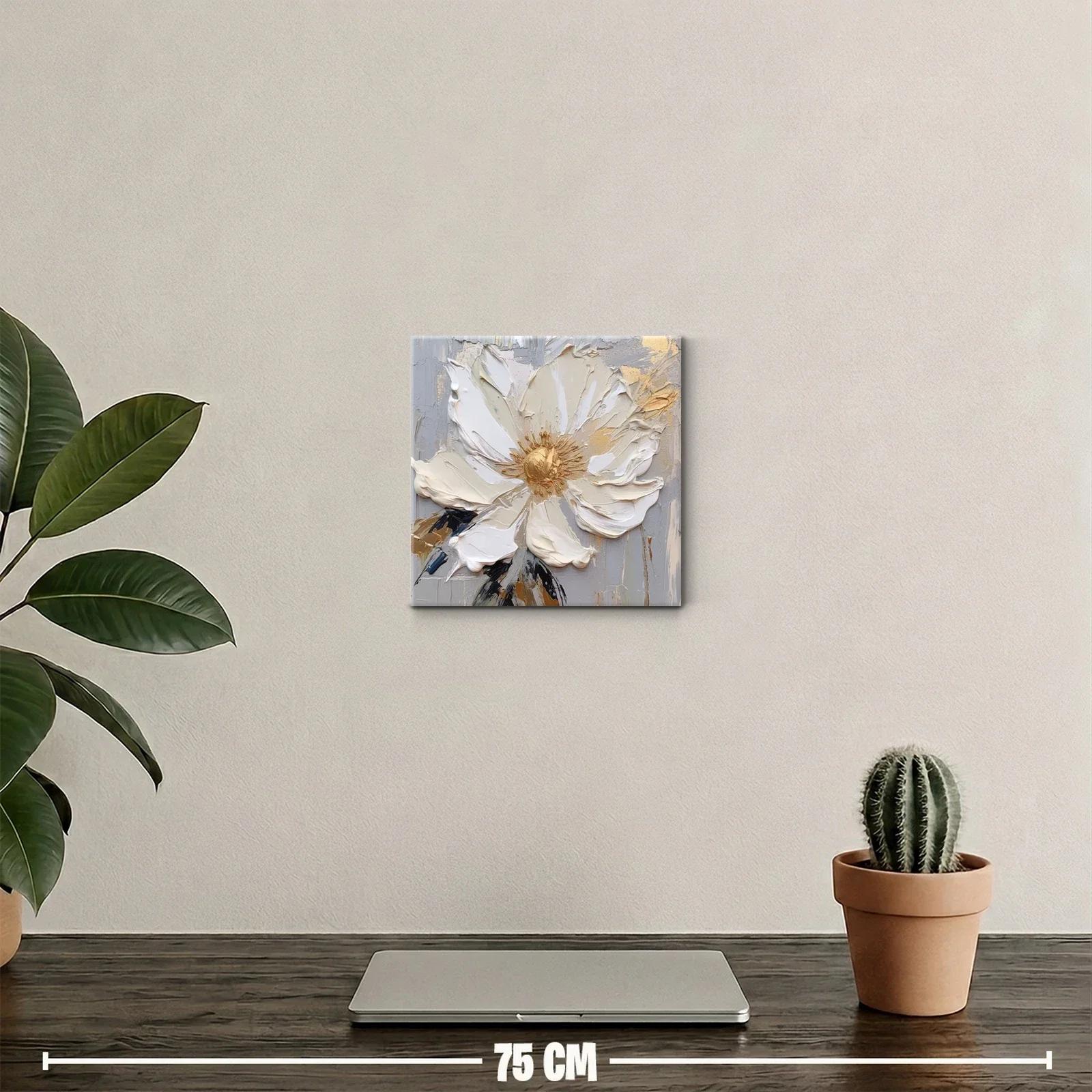 Flor blanca con toques dorados para decoración elegante — miniatura 2