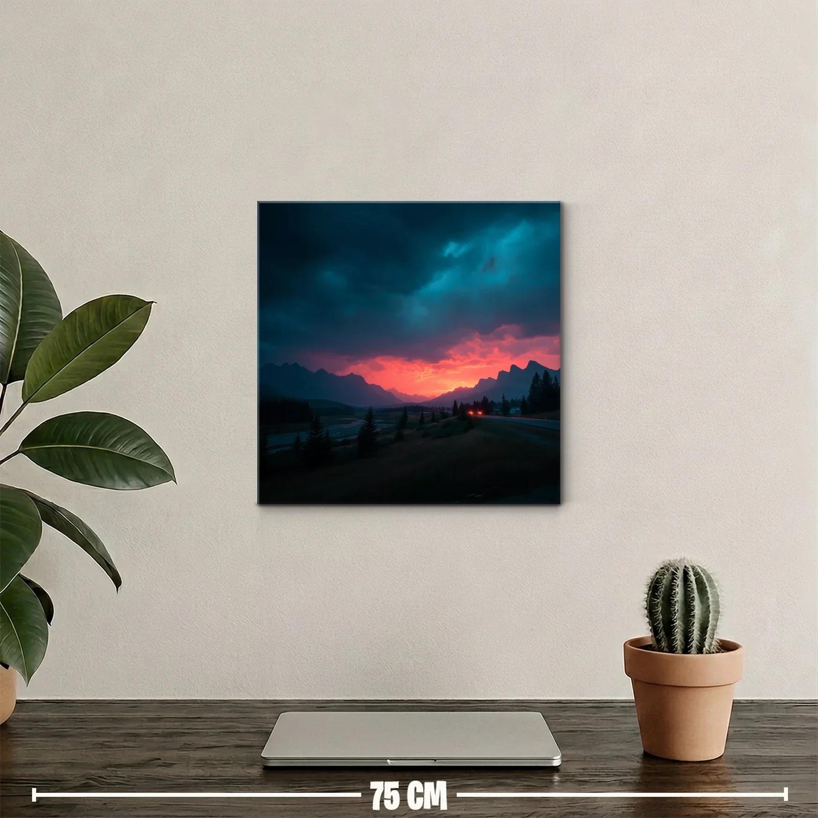 Atardecer dramático en paisaje montañoso y bosque — miniatura 2