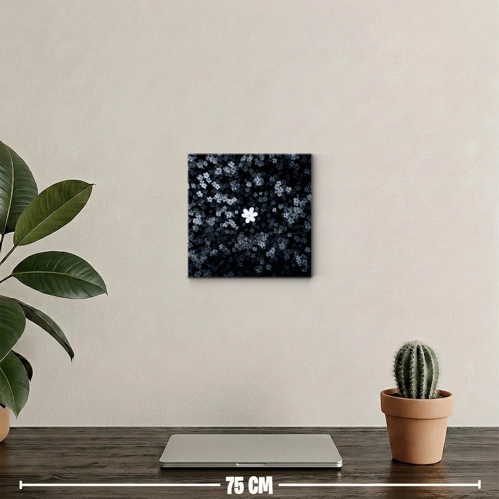 Flor blanca destacada sobre fondo oscuro y floral — miniatura 2