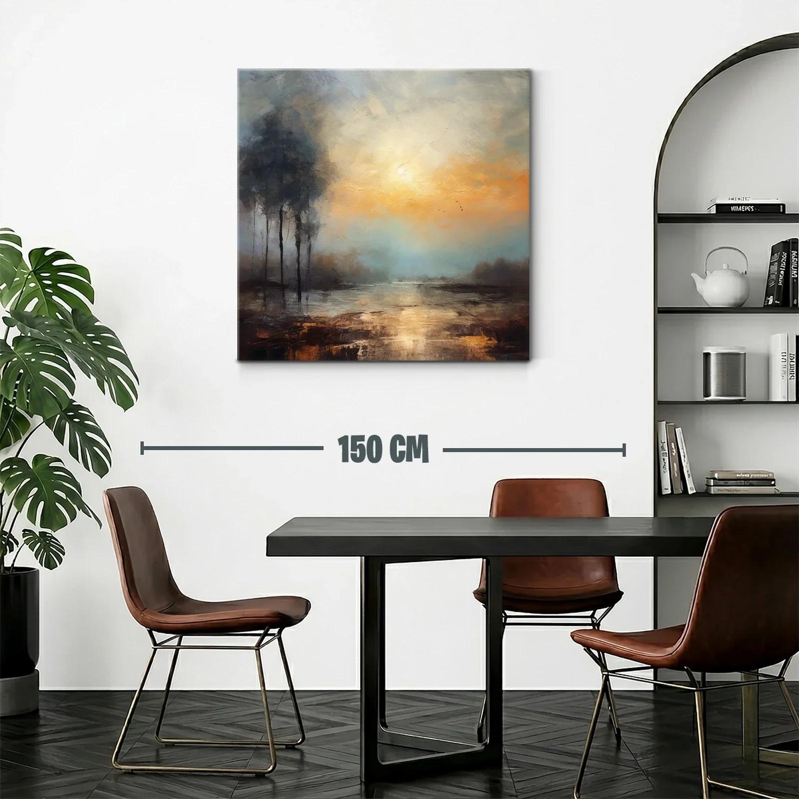 Atardecer nebuloso con silueta de árboles y reflejos dorados — miniatura 2