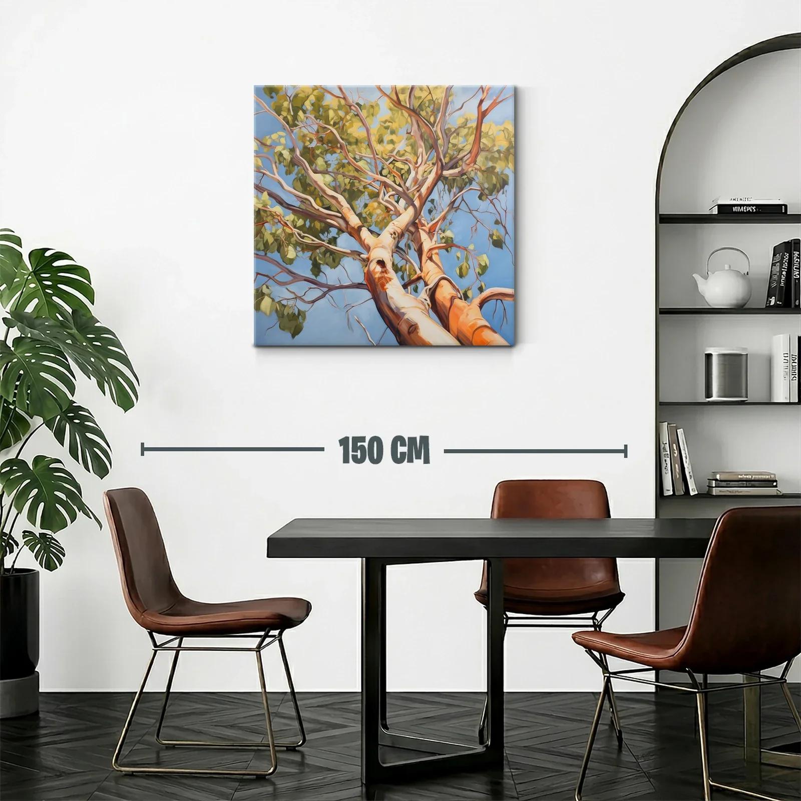 Árbol con ramas extendidas y follaje verde bajo cielo azul — miniatura 2