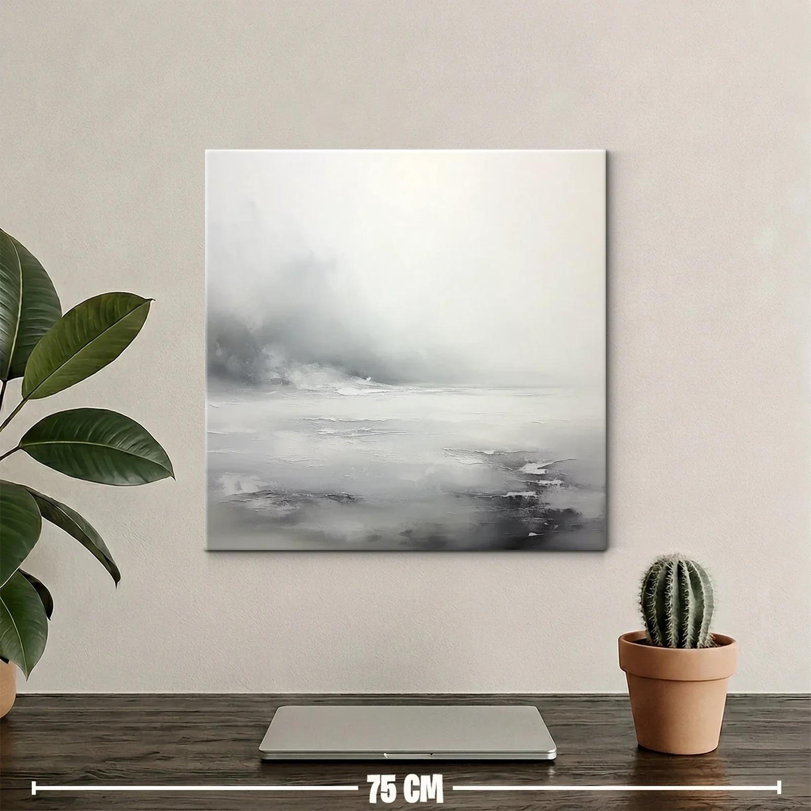 Paisaje nebuloso en tonos grises y blancos suaves — miniatura 2