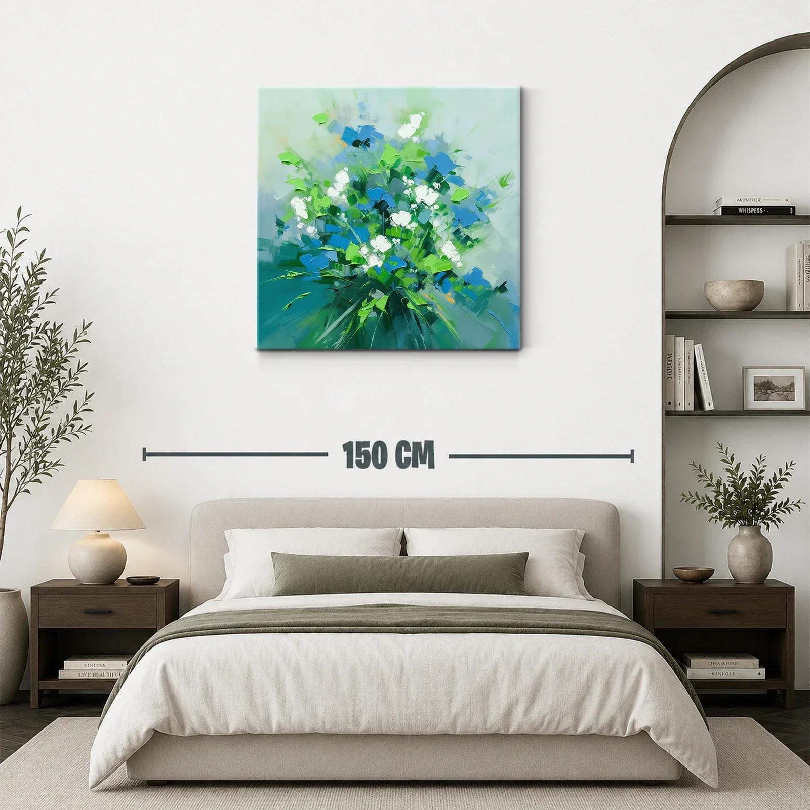 Bouquet vibrante con flores azules y blancas sobre fondo suave — miniatura 3