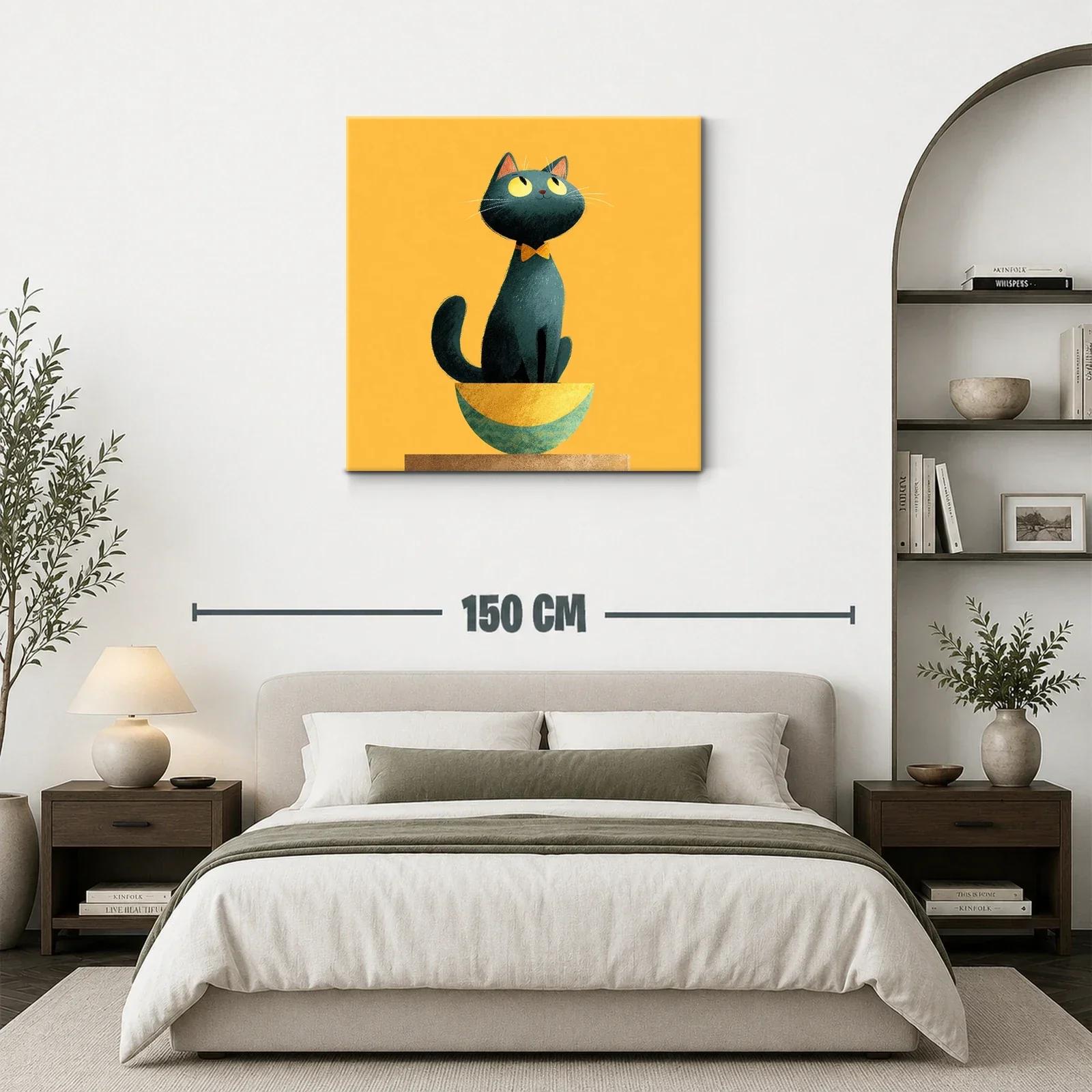 Encantador gato negro en cuenco sobre fondo amarillo vivo — miniatura 3